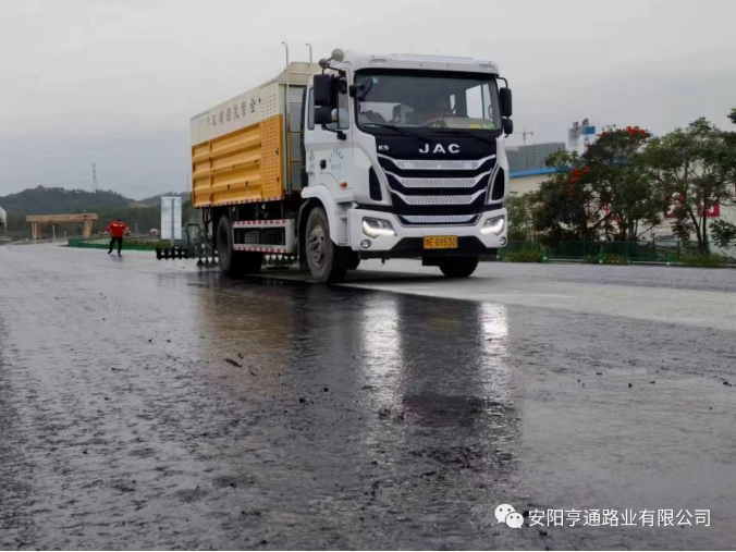 祝賀我司深汕西項(xiàng)目透層、封層試驗(yàn)段圓 滿成功